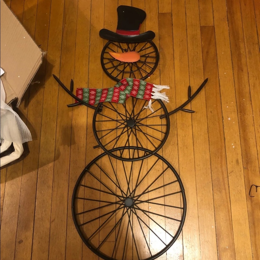 Adorable snowman/bicycle wheel hanging ⛄️